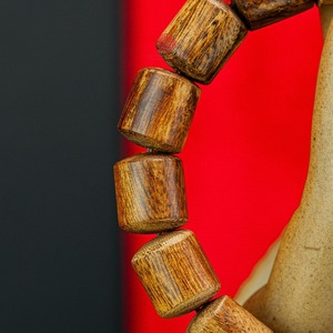 Bracelet de perles de bois d'agar de qualité supérieure, presque immergeables, en forme de baril, en bois d'Oud vieilli, bijoux Feng Shui faits à la main - Product Image 2