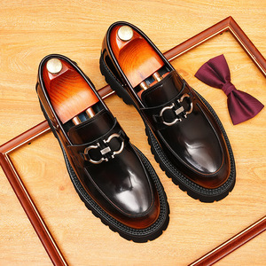 Zapatos formales de cuero italianos para hombre, calzado de cuero repujado de piel de becerro, diseño artesanal a la moda. - Product Image 2