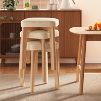 Tabouret carré empilable moderne en bois massif avec assise rembourrée, chaise de salle à manger durable au design simple et moderne pour la maison, les restaurants, les bars et les hôtels