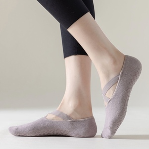 Chaussettes antidérapantes en coton bouclette style ballet OEM avec sangle croisée pour Pilates, Yoga, Barre et cours de danse pour femmes - Product Image 2