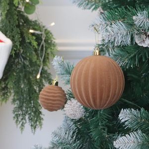 Bolas de Navidad de Terciopelo Flocado de Color Oscuro Premium, Adornos Festivos de Lujo para Árboles y Decoración de Ventanas Navideñas - Product Image 3