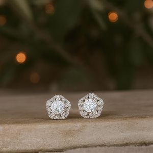 Pendientes de Oro Blanco de 18K con Halo Geométrico de Cinco Lados y Diamante Cultivado en el Centro, Joyería Fina de Lujo para Mujer para Bodas - Product Image 1