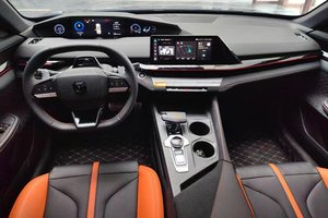 2024 usado Changan 1,5 T coche deportivo de lujo con asientos de cuero de cámara trasera de dirección derecha - Product Image 5