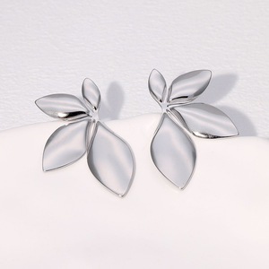 Vente en gros, offre spéciale, boutique de bijoux, boucles d'oreilles pour femmes en acier inoxydable plaqué 18 carats avec fleurs et feuilles pleureuses - Product Image 4