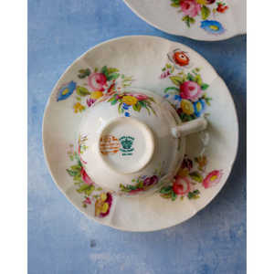 Juego de Tazas de Porcelana Inglesa Decoradas a Mano, Color Blanco con Rosas, con Tetera de Cerámica, Platillo y Cuchara para Hoteles - Product Image 4