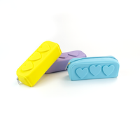 Étui de papeterie élégant et mignon en silicone, pochette étanche à fermeture éclair, logo personnalisé, trousse de toilette portable pour femmes
