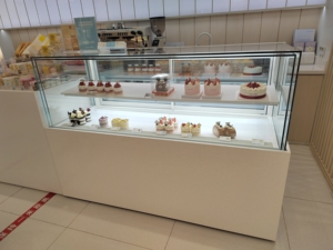 BREVIT Refrigerador de exhibición de pastel con luz LED de alta eficiencia Precio al por mayor Vitrina refrigerada para panadería - Product Image 3