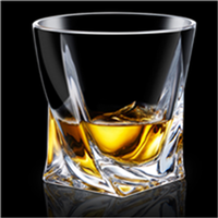 Verres à whisky en cristal transparents de luxe Verre à vin à cocktail en forme de torsion créatif avec logo personnalisé de forme carrée