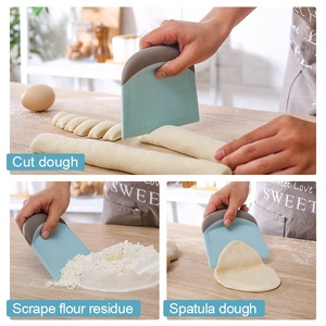 Raspador de masa de plástico para repostería, cortador de masa de pastel Flexible, raspador de banco con medición, disponible - Product Image 4