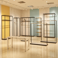 Meubles modernes pliables en bois présentoirs noirs et dorés pour magasin de vêtements cintres suspendus durables pour la décoration d'étagère de magasin