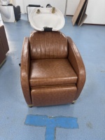 Fauteuil de lavage moderne en cuir PU pour salon de coiffure, chaise de lavage de cheveux en céramique, mobilier personnalisé en cuir marron pour salon de beauté et spa, vente en gros