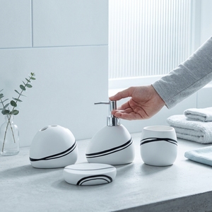 Ensemble d'accessoires <span class=keywords><strong>de</strong></span> <span class=keywords><strong>salle</strong></span> <span class=keywords><strong>de</strong></span> <span class=keywords><strong>bain</strong></span> en résine blanche moderne 4 pièces - Design minimaliste artistique avec lignes ondulées noires pour hôtel <span class=keywords><strong>de</strong></span> luxe <span class=keywords><strong>et</strong></span> décoration intérieure - Product Image 4