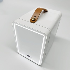 Mini-congélateur et réfrigérateur portable de 5 litres avec affichage numérique et température réglable en état d'utilisation - Product Image 2