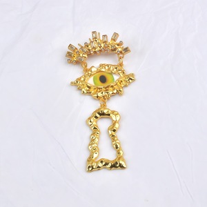 Broche de Luxo Banhado a Ouro com Olho Grego, Strass e Esmalte Verde, em Metal Martelado, com Pingente de Furo de Chave e Alfinete de Lapela - Product Image 3