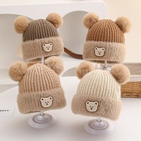 Bonnet tricoté épais et chaud pour enfant, nouveau style, motif ours mignon avec double pompon en peluche, idéal pour l'hiver froid – Fournisseur direct usine