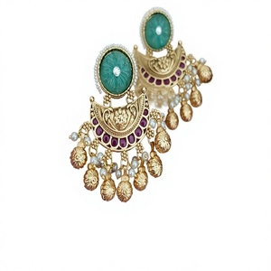 Pendientes colgantes de moissanita chapados en oro de calidad premium Radiant para mujer, colección para fiestas y eventos nocturnos. - Product Image 2