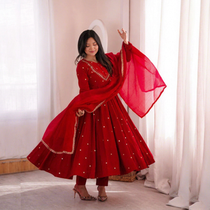 Traje Anarkali Tradicional Rojo para Mujer con Dupatta Bordada, Largo Midi, Corte Holgado, Estilo Indio-Pakistaní para Bodas - Product Image 1