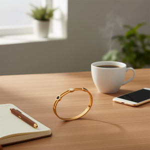 Brazalete redondo de acero inoxidable hueco en blanco y negro para mujer, brazalete minimalista chapado en oro para uso diario - Product Image 3