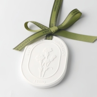 Diffuseur de parfum d'ambiance en céramique suspendu pour voiture et armoire, fait main, motif floral, à base d'huiles essentielles, diffuseur à bâtonnets parfumés