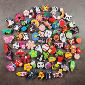 Breloques de chaussures en PVC à motifs de dessins animés variés, décorations mignonnes pour sabots Crocs, accessoires de chaussures DIY, vente en gros - Product Image 1