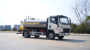 Camion-citerne diesel Sinotruk Howo 4X2 le plus vendu en Chine avec pompe et moteur, pulvérisation réglable à 360°, émission Euro 6 - Product Image 4