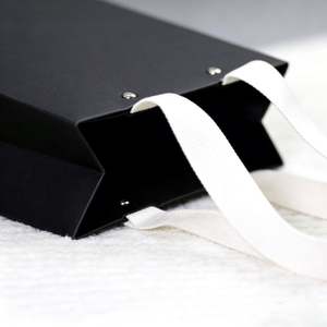 Bolsa de Compras de Cartón Negro con Diseño Personalizable, Remaches, Asas de Hilo de Algodón y Reciclable para Uso en Comercios Minoristas - Product Image 2