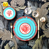 Embrace Oceanic Esthétique Assiettes à dîner en porcelaine-Motifs de corail rouge vif sur toile bleue-blanche