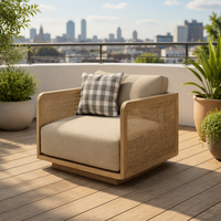 Moderner Outdoor-Rattansessel mit Teakholzgestell, Luxuriöser Garten-Loungesessel mit Kissen