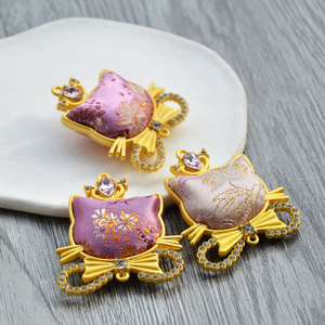 Llavero de aleación con colgante de gato estilo brocado chino, con cristales sintéticos morados y rosas, mosquetón portátil - Product Image 3