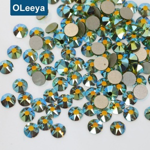 Strass en verre brillant à 16 facettes, non thermocollants, de qualité supérieure, pour nail art et soutien-gorge orné de strass, vente en gros - Product Image 1