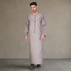 Túnica árabe taupe gris para hombre con costuras en contraste, túnica tradicional omaní de manga larga para la oración musulmana y el uso en el Eid. - Product Image 3