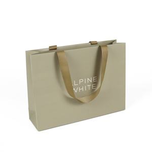 Sacs en papier laminé écologiques et recyclables Crown Win de luxe avec poignées pour vêtements, chaussures et emballages cadeaux - Product Image 2