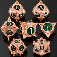 Ensemble de 7 dés de jeu de rôle polyédriques en métal noir doré à pointes, faits à la main, écologiques, pour D&D, coffret cadeau