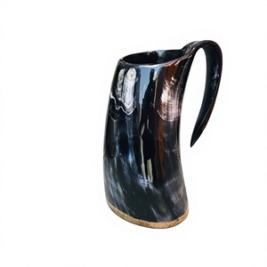 Taza de cuerno de búfalo natural tallada con diseño de cuervo, hecha a mano con cuernos de búfalo de origen ético, artesanía natural, taza de cuerno para beber. - Product Image 1