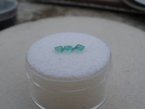3 Esmeraldas Colombianas Naturales Sueltas, Corte Princesa, Verdes, 2.5mm Cada Una, Calidad AAA, Certificadas por Terceros, para Joyería - Product Image 3