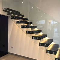 Escalier flottant moderne en cantilever avec éclairage LED encastré, marches en bois massif, garde-corps en verre trempé