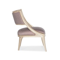 Fauteuil Adela en bois massif rembourré en soie rose élégante et luxueuse, avec accoudoirs en cuir lilas, pour salon