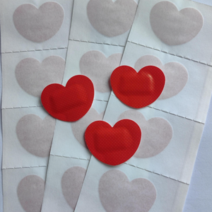 Vendajes Adhesivos <span class=keywords><strong>de</strong></span> PE en Forma <span class=keywords><strong>de</strong></span> <span class=keywords><strong>Corazón</strong></span> <span class=keywords><strong>de</strong></span> Color Rojo, Impermeables y Transpirables, para Vacunas, para Niños - Product Image 4