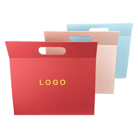 Emballage cadeau personnalisé de qualité supérieure, boîte cadeau rigide intégrée magnétique de style triangulaire pliable avec poignée