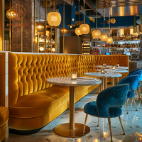 Geschwungene Runde Marmor-Sitzgruppe für Restaurants, Cafés und Kaffeehäuser mit Sofa, Sitzbank, Stühlen und Tisch