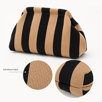 Tas Clutch Rajutan Bergaris Modis untuk Wanita Tas Tangan Tenun Lembut Tas Kasual Kapasitas Besar Tas Tangan Wanita Bergaris Warna-warni