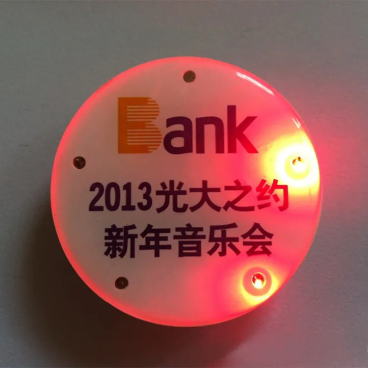 Özel Logo flake Pin rozeti 2023 yeni sıcak Led ışık Up Pin yanıp sönen broş adı rozeti