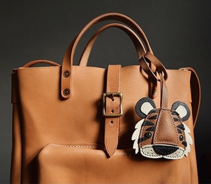 Porte-clés en cuir véritable de luxe personnalisé Zenos, forme irrégulière, pendentif tigre, pour accessoires de voiture et de sac à main - Product Image 3