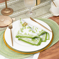 Ensemble de décoration de table verte, chemin de table en coton et lin rustique vert, set de sets de table ovales tressés, anneaux de serviette à fleurs
