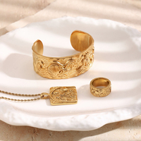 Dreamshow Muschel-Seestern Breites Manschettenarmband Quadratischer Anhänger Halskette Ring Schmuckset 316L Edelstahl Vergoldet Wasserdicht