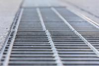 Grille de plancher en acier inoxydable pour centre de données, à haute capacité de charge, pour la gestion des couloirs froids, avec amortisseur et contrôle du flux d'air, anti-corrosion