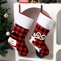 Chaussettes de Noël brodées avec bordure en fourrure Sherpa, motif Père Noël, bonhomme de neige, renne, cheminée, décoration de la maison, cadeau