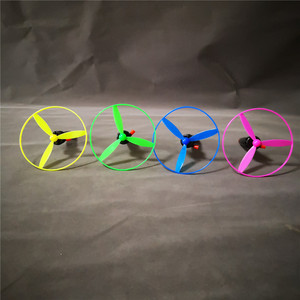 Mainan Olahraga 2 Piring Terbang Plastik Warna-warni Custom Grosir dengan Tali Tarik, Mainan Promosi untuk Anak-anak, Logo Custom Sablon Sutra - Product Image 4