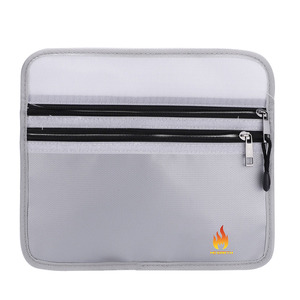 Sac de rangement ignifuge réfléchissant double couche étanche et protégé par verrouillage pour un stockage sécurisé des documents et de l'argent - Product Image 1