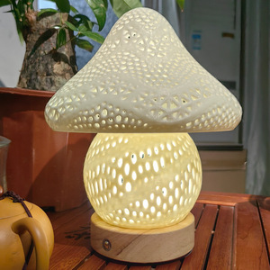 Lámpara de Noche LED Moderna con Forma de Hongo, Luz Blanca Cálida, Funciona con Batería, Control Táctil, Regulable, con Base de Madera - Product Image 4